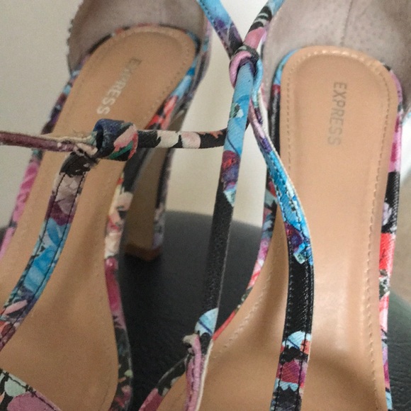 Express floral printed high heels. - Picture 2 of 6