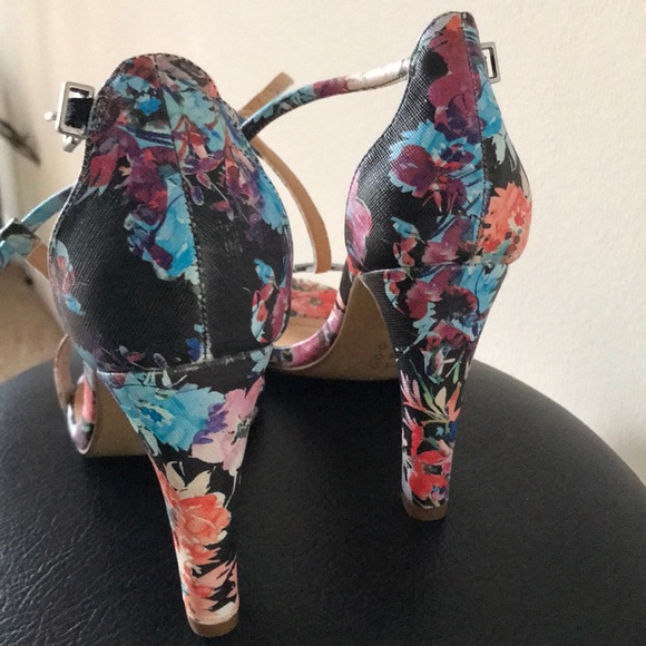 Express floral printed high heels. - Picture 4 of 6