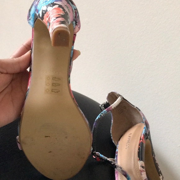 Express floral printed high heels. - Picture 5 of 6