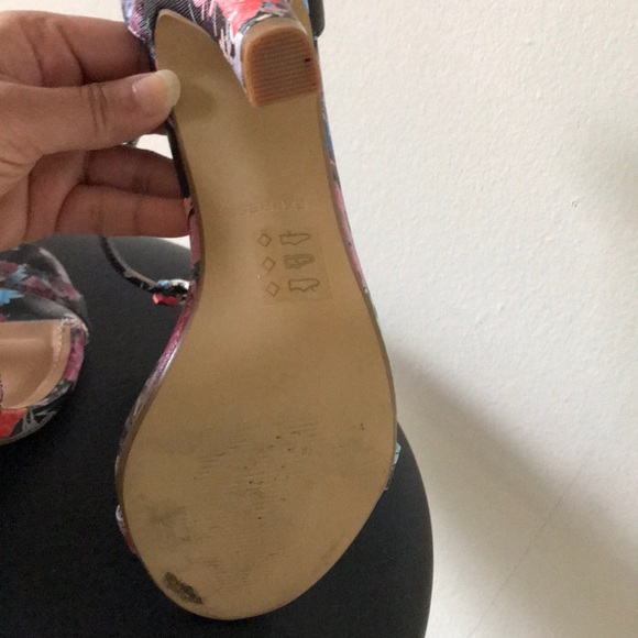 Express floral printed high heels. - Picture 6 of 6