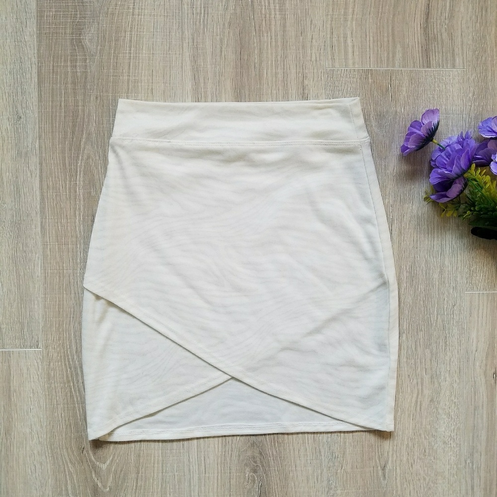 💟 White tulip shaped skirt