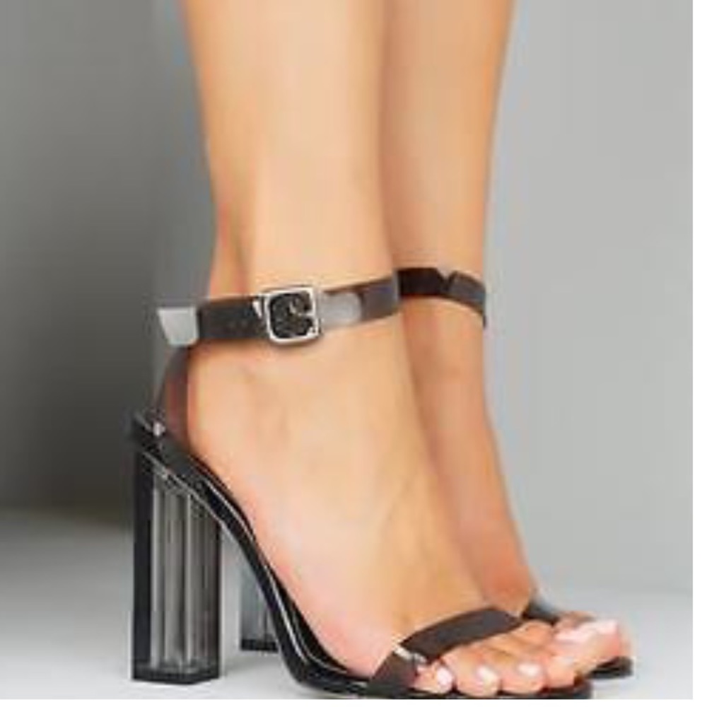 💣 Cape Robbin Black Strappy Block Chunky Heels 💣