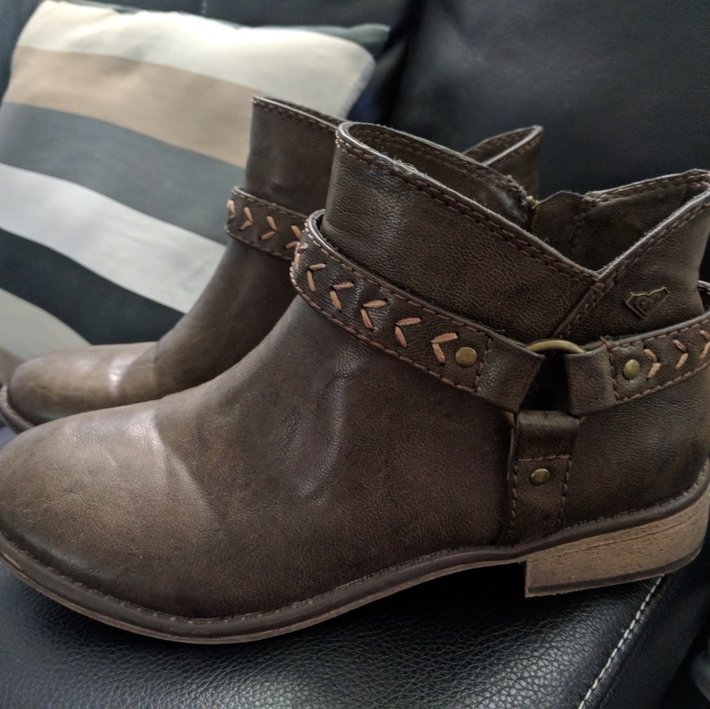 EUC Sz 7 Dark Brown Roxy Ankle Boots!