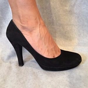 Women's-Guess-round-toe-suede-pump-size-8