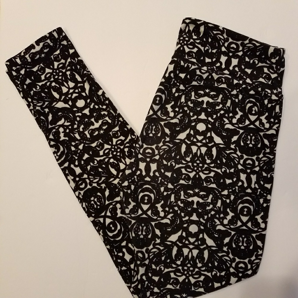 Lularoe black and white patterned leggings