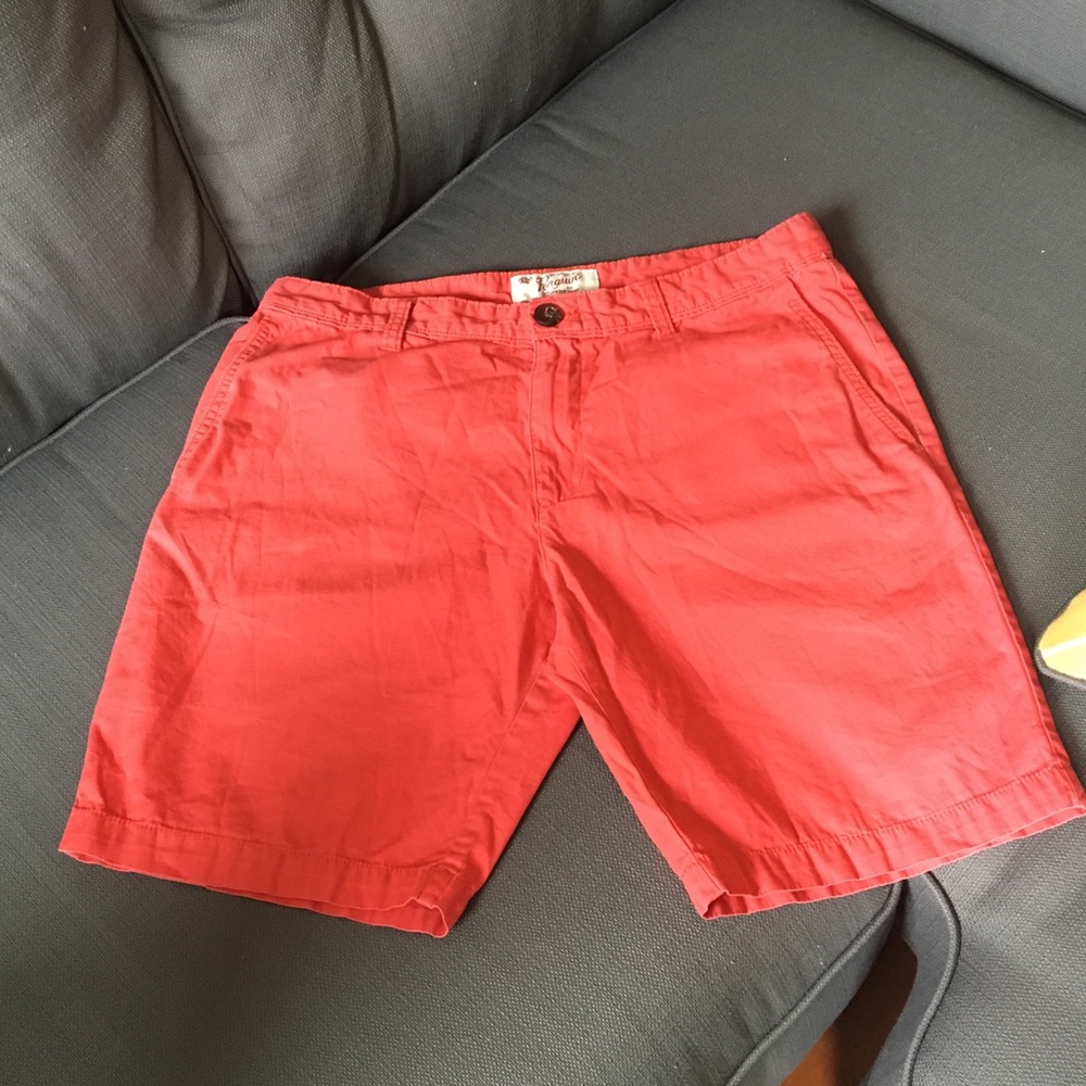 Men’s many shorts in dark coral