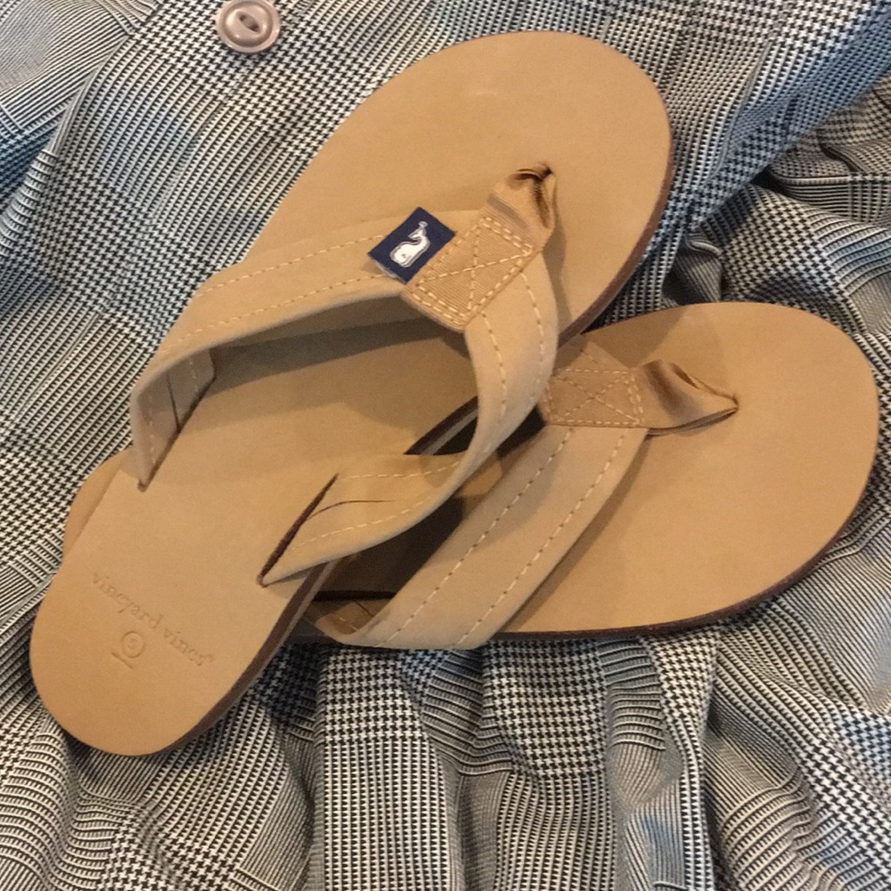 Vineyard Vines rainbows flip flops as 5 ladies