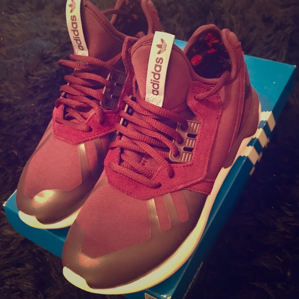 Adidas tubular.