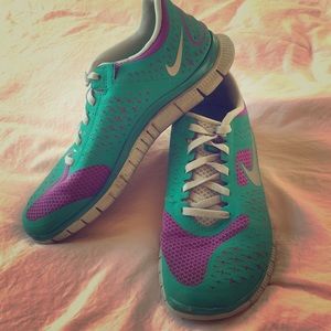 Women’s Nike Free 4.0 V2 6 1/2 shoes