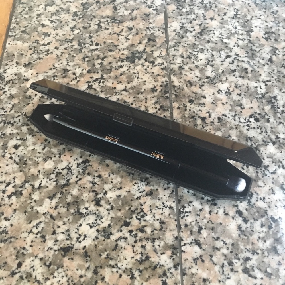 Kat Von D Shade and Light Contour Eyeshadow Brush