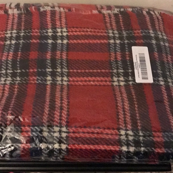❤️RED GLEN PLAID REVERSIBLE BLANKET SCARF.. - Picture 6 of 6
