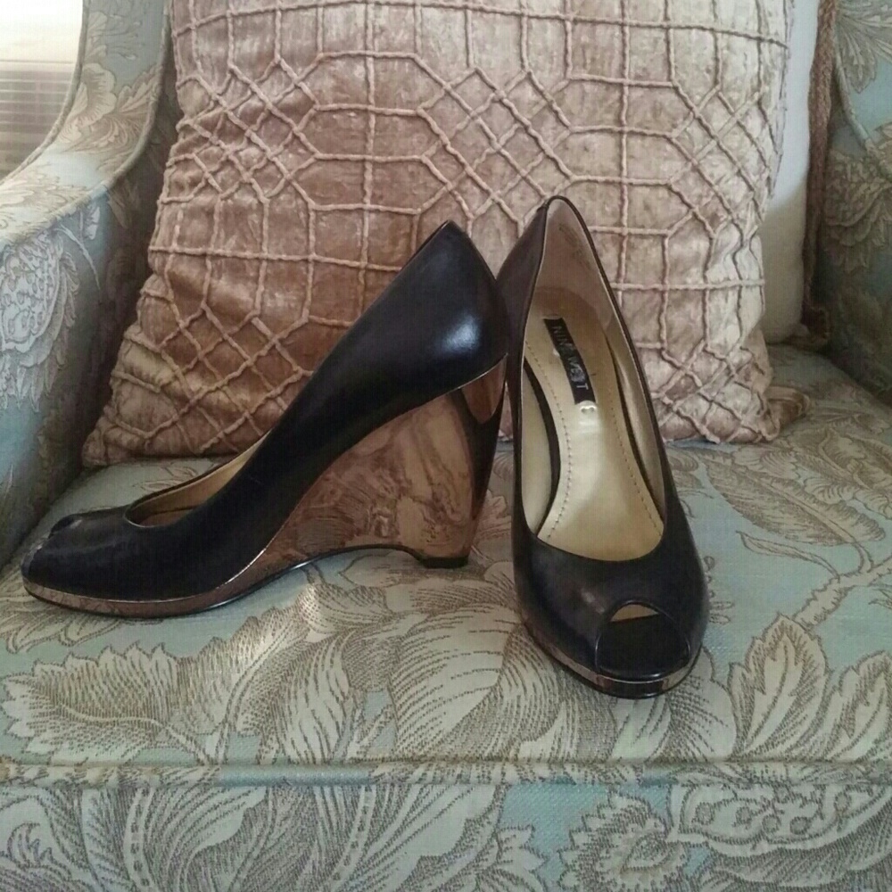 Peep toe shoes