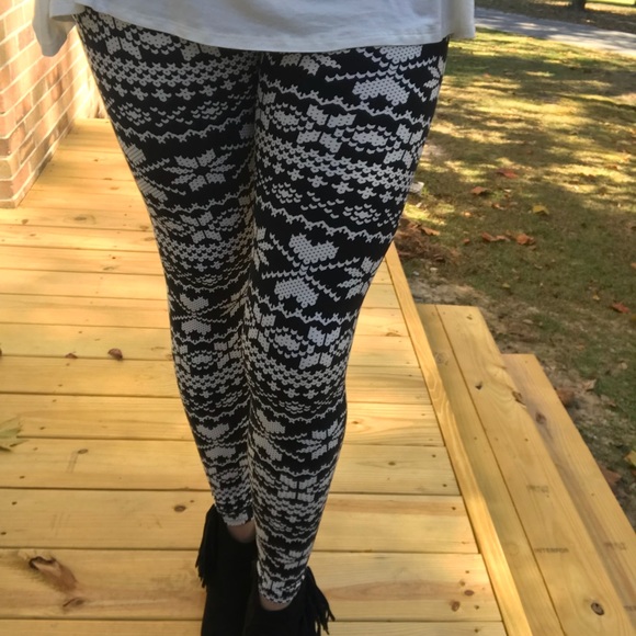Black & White Snowflake Christmas Leggings - Picture 2 of 3