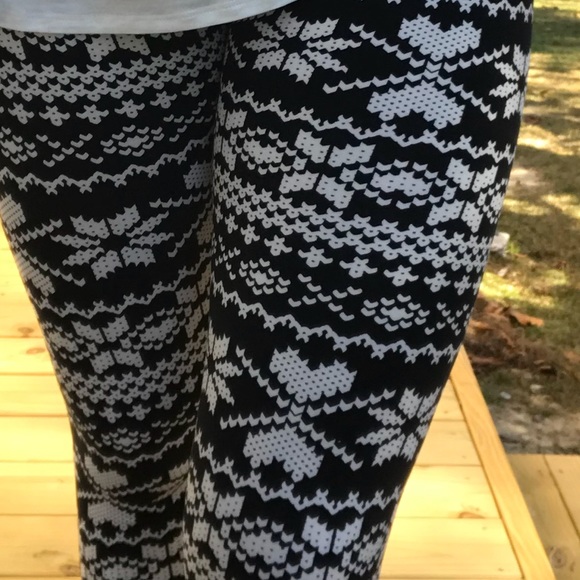 Black & White Snowflake Christmas Leggings - Picture 3 of 3