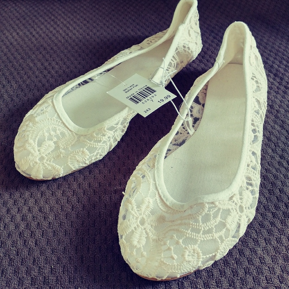Laced flats & sunglasses