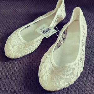 Laced flats & sunglasses