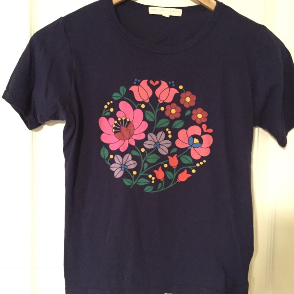 Groovy UO tee 🌸 - Picture 1 of 3
