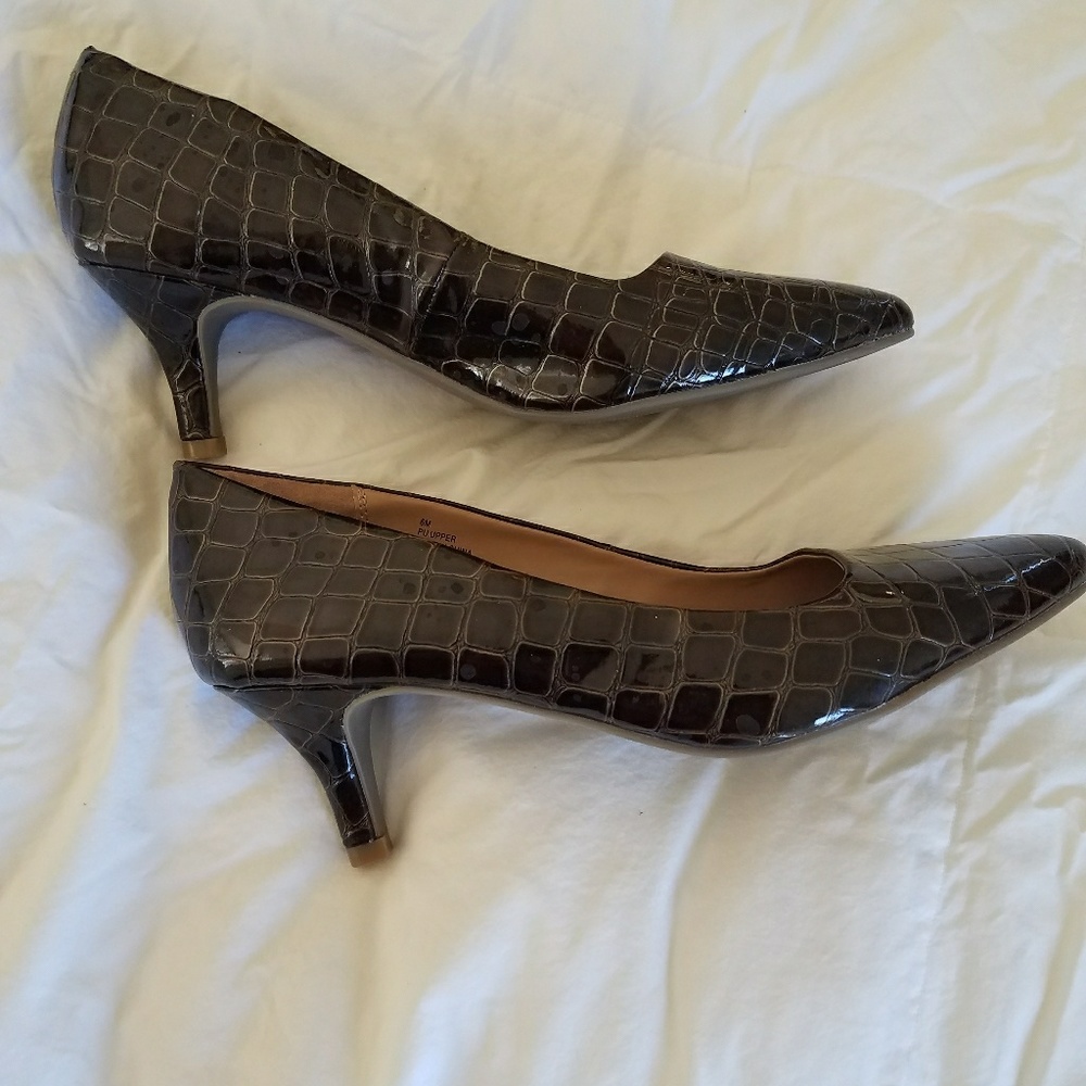 New Dress Barn imitation crocodile 2 inch heels