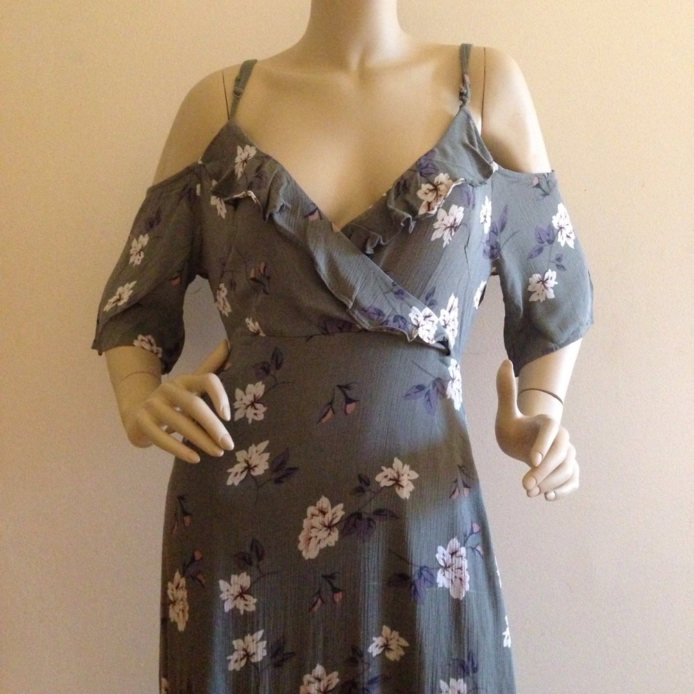 Romeo & Juliet Couture Surplice Neck Cold Shoulder - Picture 4 of 8