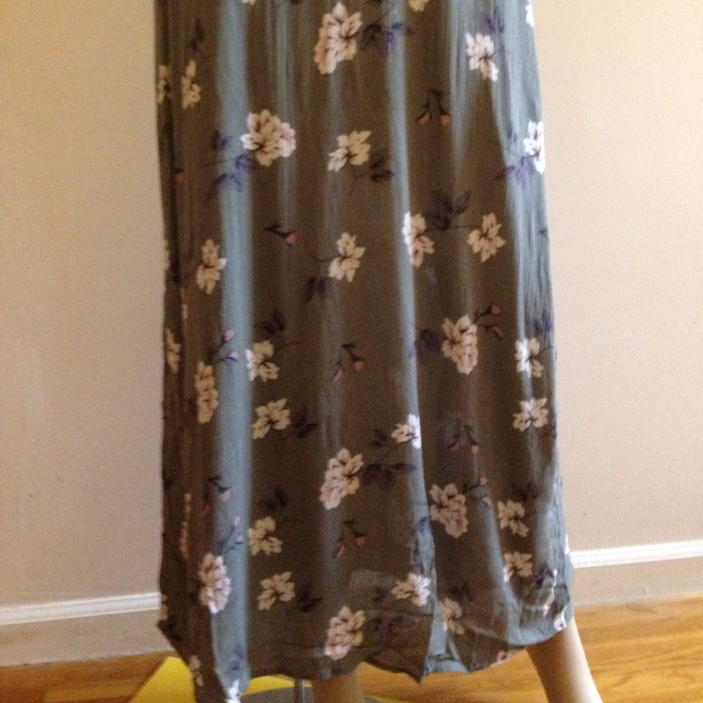 Romeo & Juliet Couture Surplice Neck Cold Shoulder - Picture 5 of 8