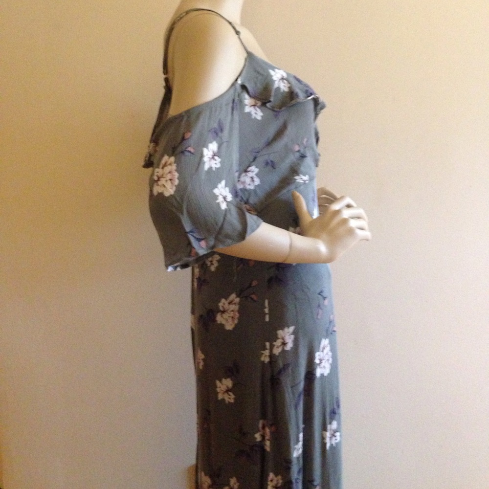 Romeo & Juliet Couture Surplice Neck Cold Shoulder - Picture 7 of 8