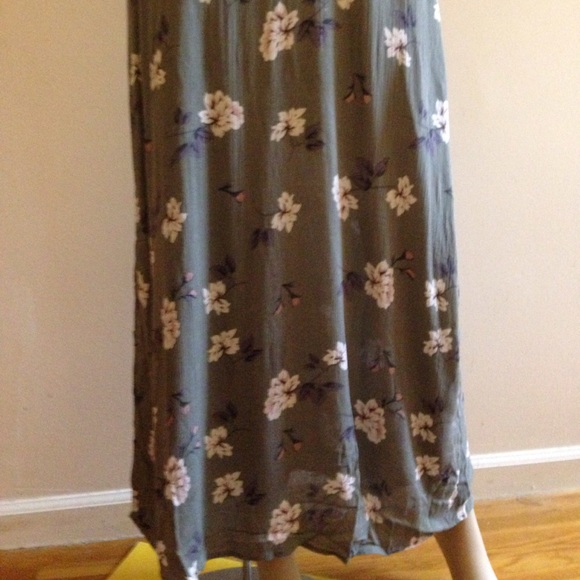 Romeo & Juliet Couture Surplice Neck Cold Shoulder - Picture 5 of 8