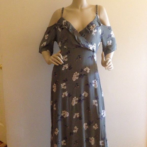 Romeo & Juliet Couture Surplice Neck Cold Shoulder - Picture 8 of 8