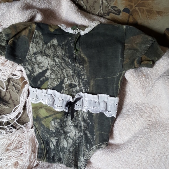 Newborn camouflage onesie - Picture 3 of 3