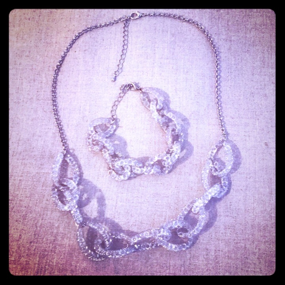Very Pretty Necklace & Bracelet set. Brand New