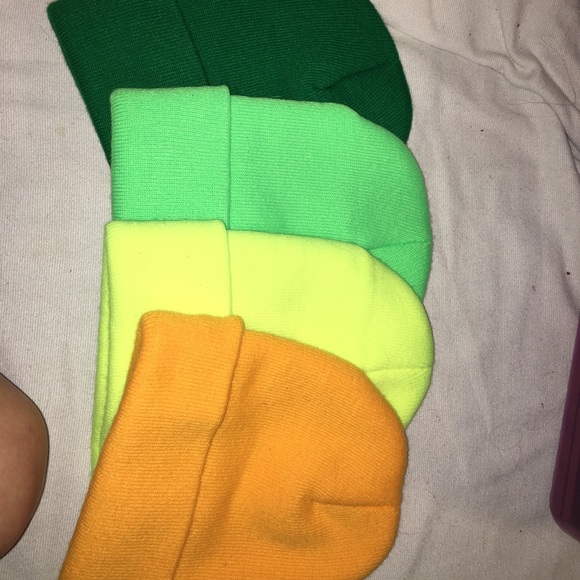 A bundle of 4 never worn before beanies - Picture 1 of 5