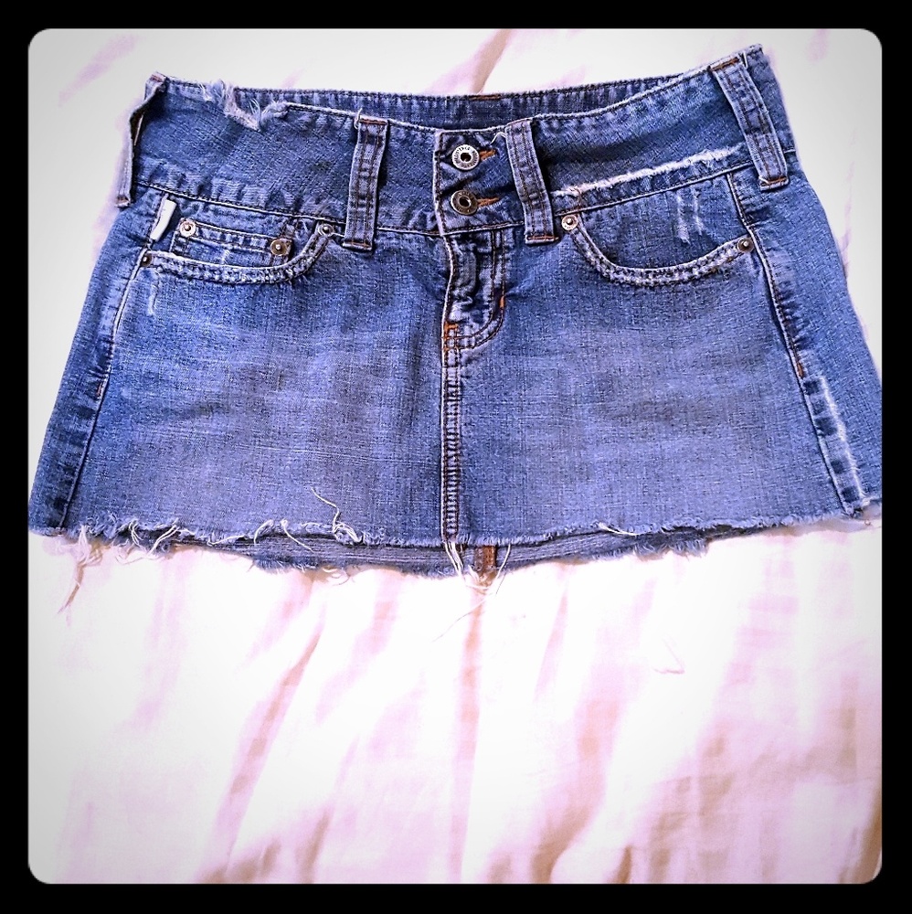 Cute butt, size 3*distressed Hollister skirt!