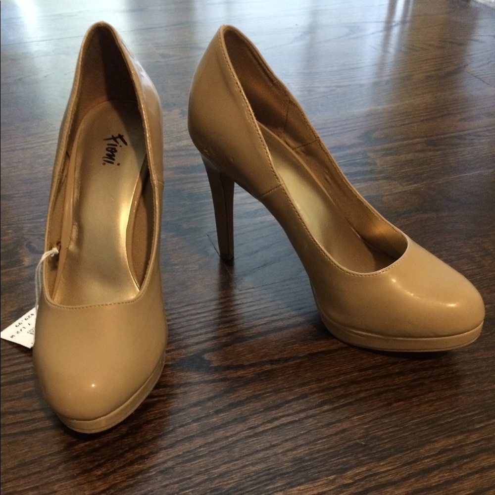 Fioni nude patent leather heels. NWT