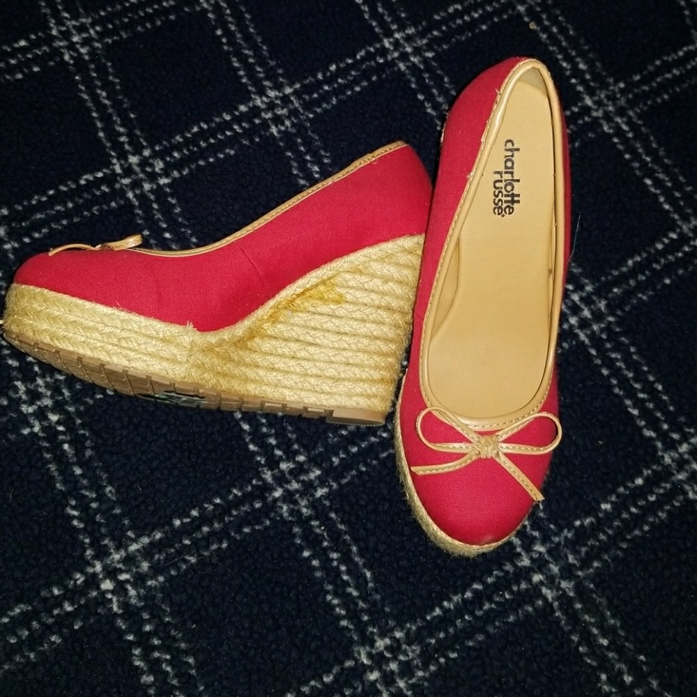 Red/Tan closed toe wedges