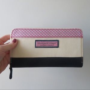 NEW Vineyard Vines Clutch Never Used