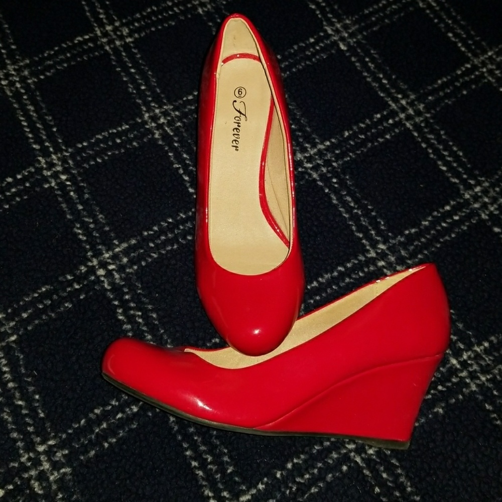 Red low closed toe wedges.
