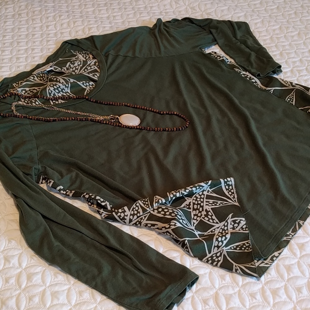 Coldwater Creek moss green top w/ leaf print, EUC