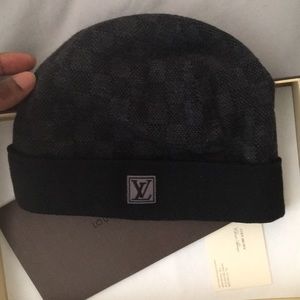 Lv hat