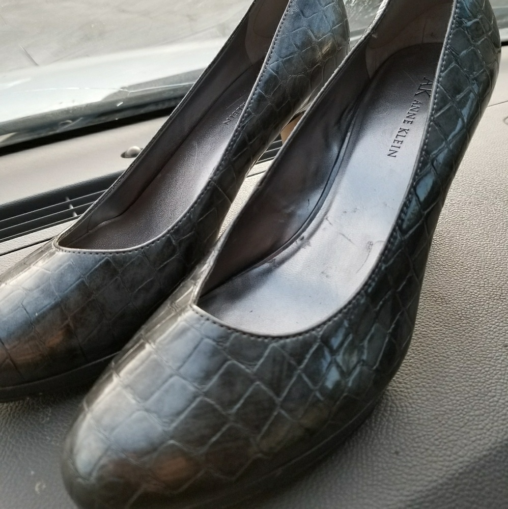 Anne Klein Silver/grey heels