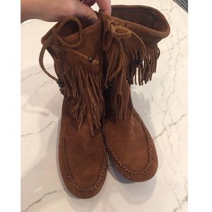 Women’s Minnetonka three-layer fringe boots!