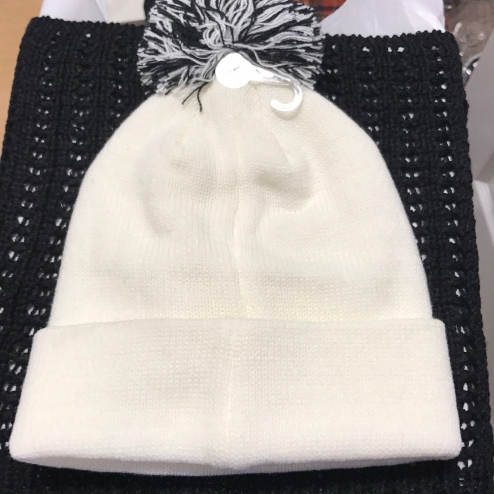 😻LAST ONE LEFT ADORABLE IVORY MEOW POMPOM BEANIE - Picture 3 of 4