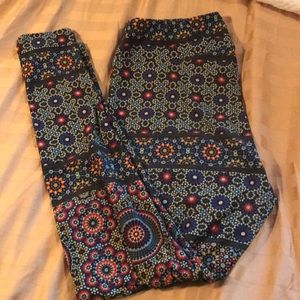 LuLaRoe Tall & Curvy Leggings