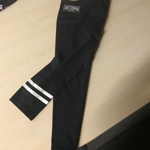 Victoria Sport knockout capri w/ white detail EUC