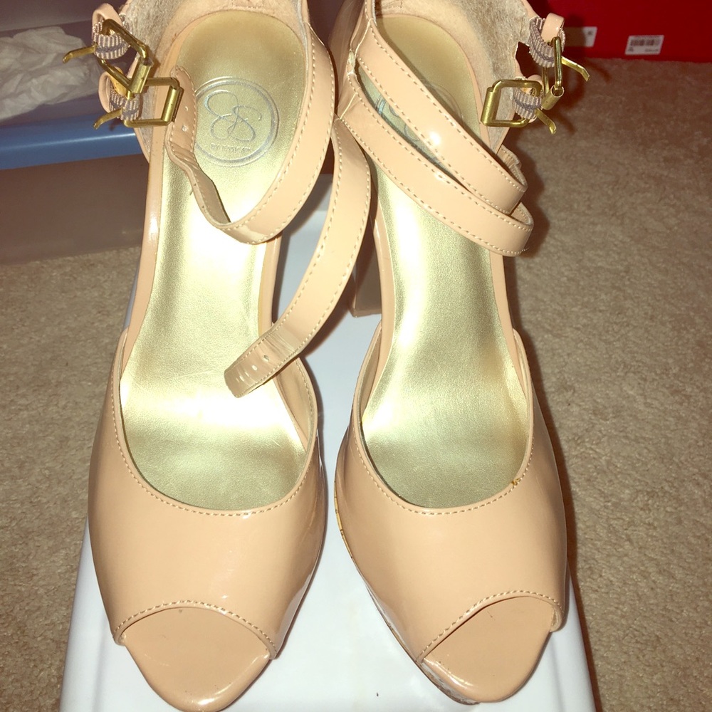 Nude Peep-toe Pump