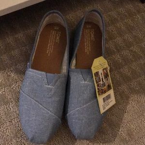 Women’s size 8 Toms