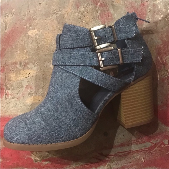 📌 Denim Fabric BOOTiES with criss cross buckles - Picture 2 of 3