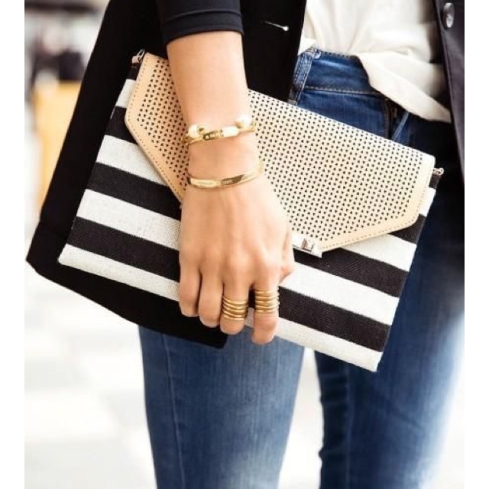MUST HAVE!!! Stella and Dot Clutch