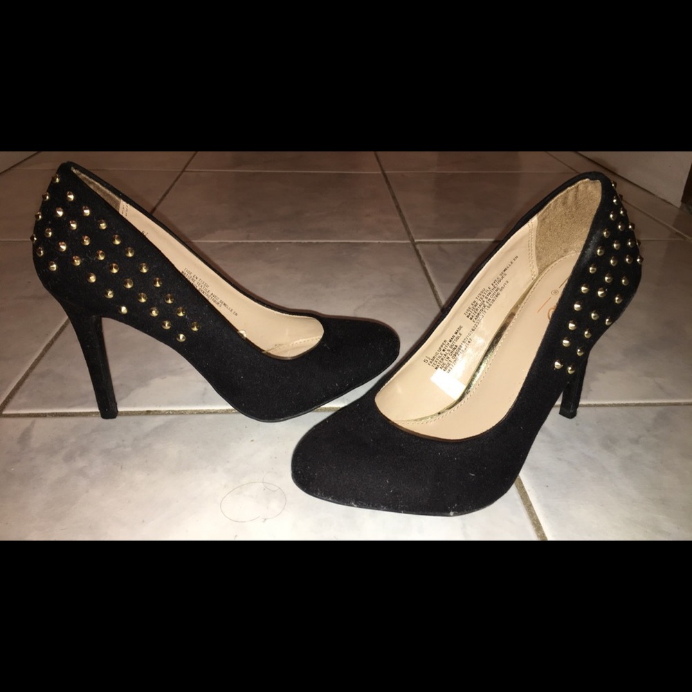Size 5.5 black suede studded pumps