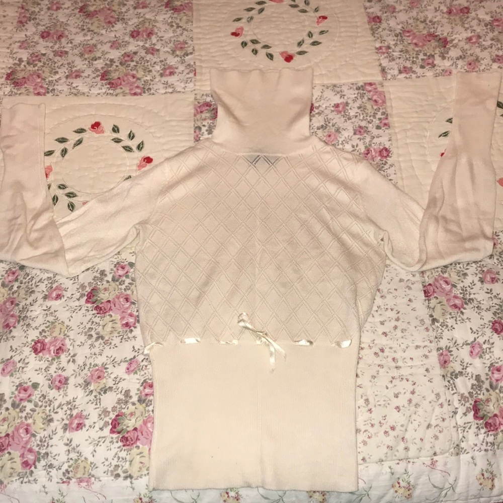 Excellent White-Cream Turtleneck with Pattern! 🐢