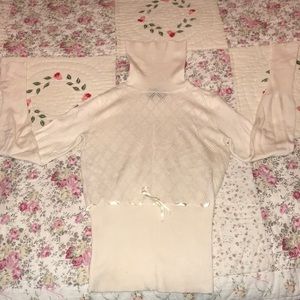 Excellent White-Cream Turtleneck with Pattern! 🐢