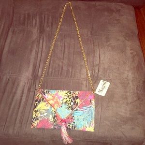 Beautiful Caribbean print bag. 25” gold chain.